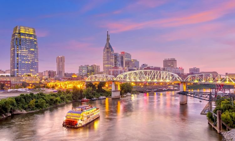 nashville tennessee skyline at sunset
