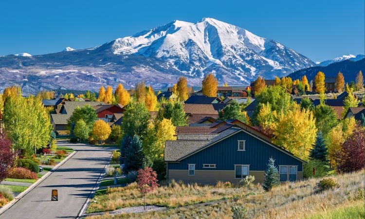 residential neighborhood in colorado with mountains in background