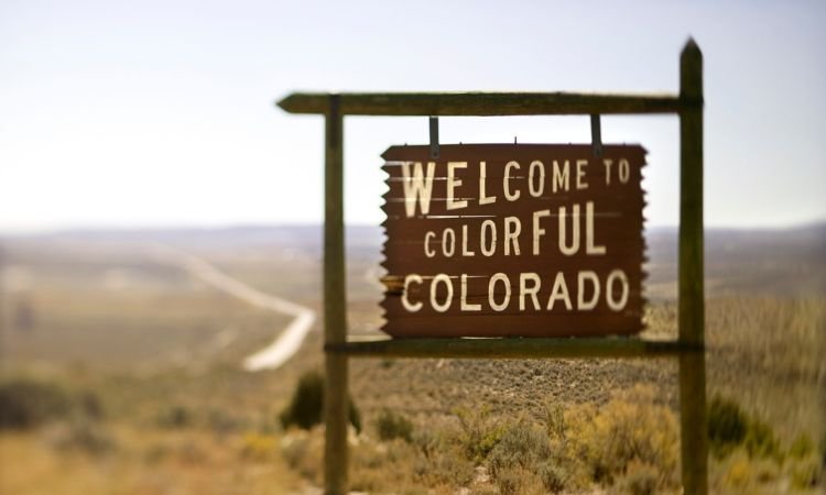 welcome sign for the state of colorado
