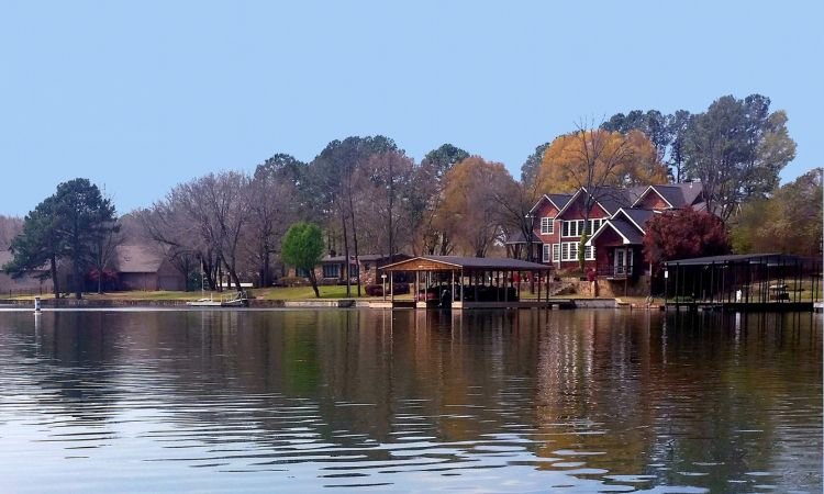 an ideal lake house for retirement on the lake in Arkansas