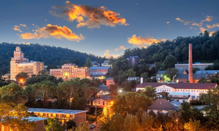 skyline view of Hot Springs, Arksasas, one of the best places to buy a retirement home on a lake.